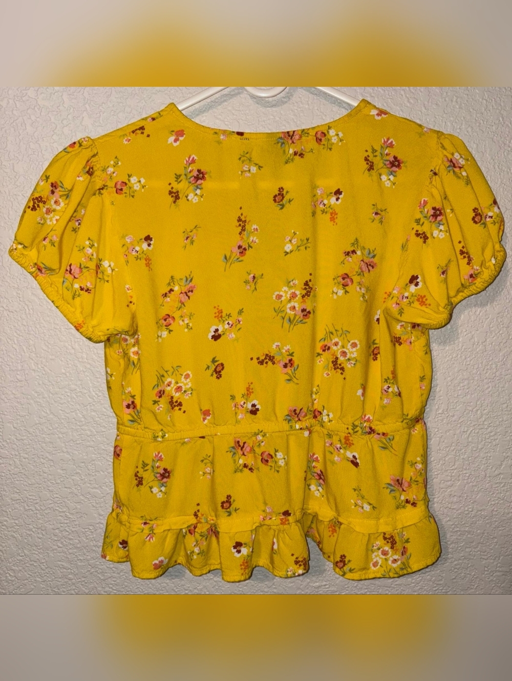 Derek Heart Yellow Floral Mock Button-Front Tie-Waist Peplum Top Med - Picture 2 of 5